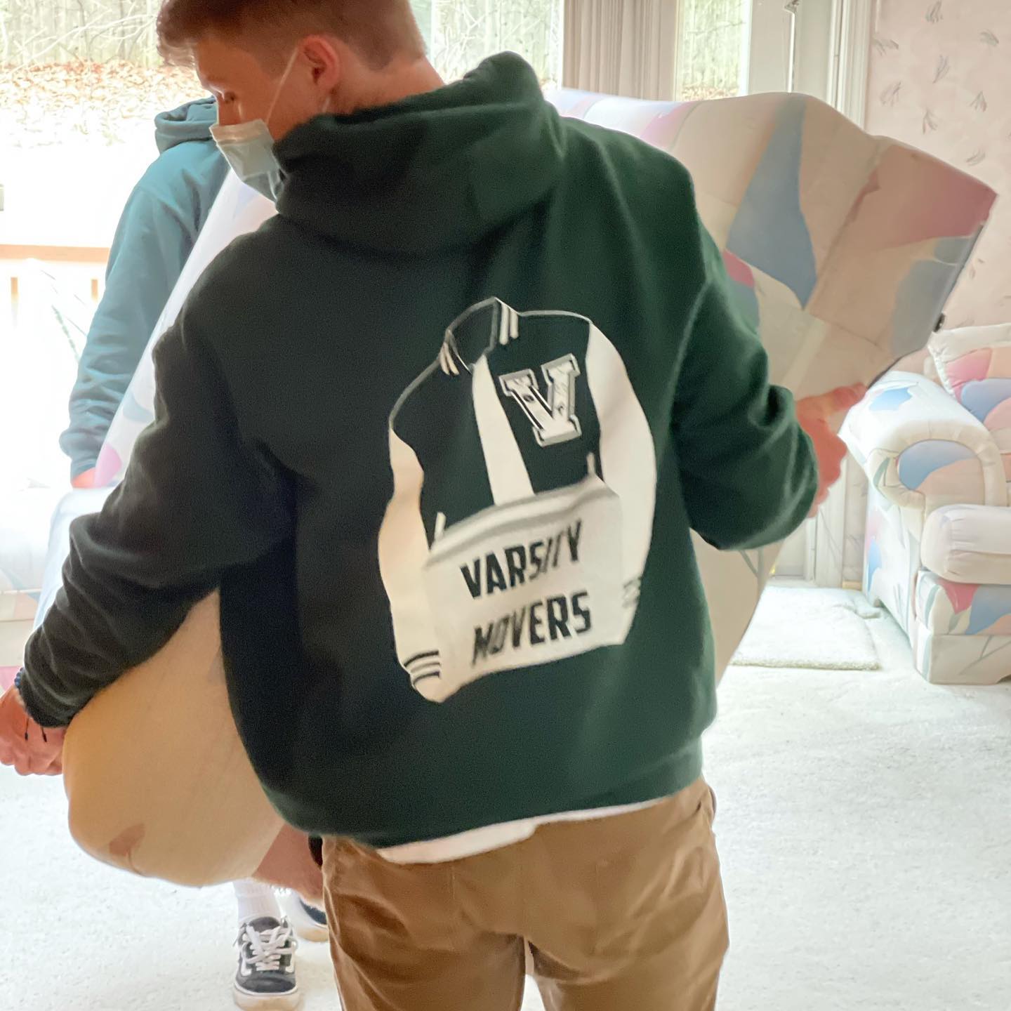 An image of Varsity Movers LLC workers carrying boxes
